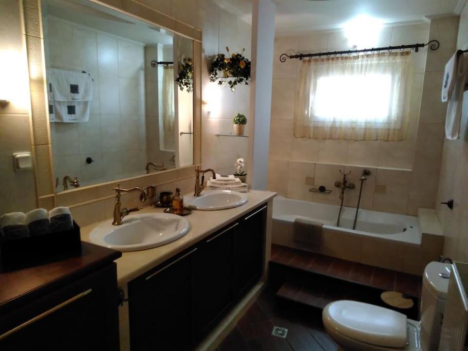 La Maison De Catherine Volos Luaran gambar